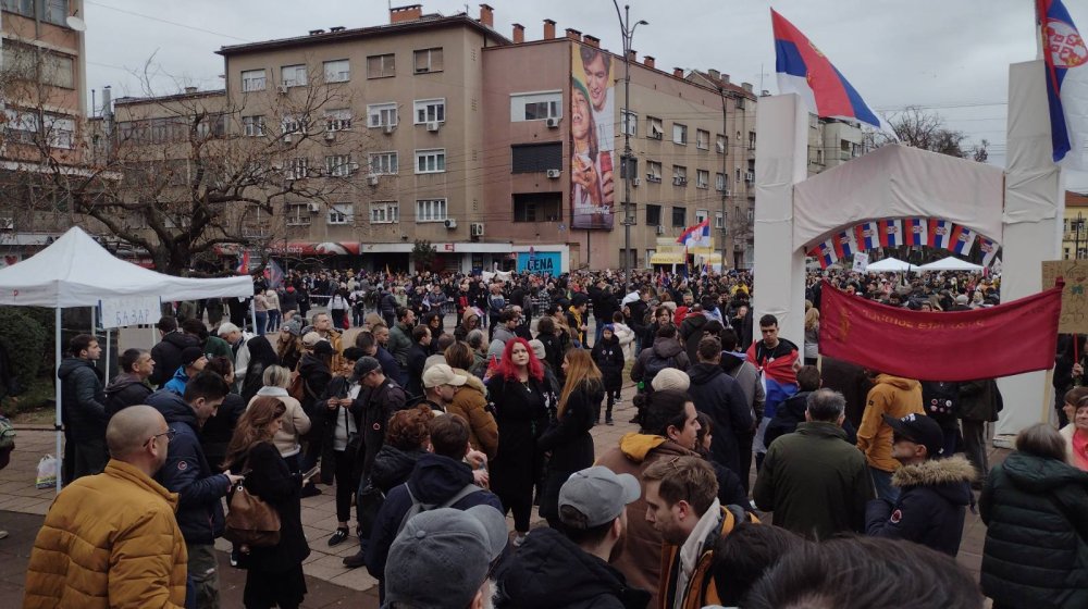 Odavanje 15 minuta tišine za nastradale u Novom Sadu u centru Niša.