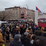 Odavanje 15 minuta tišine za nastradale u Novom Sadu u centru Niša.