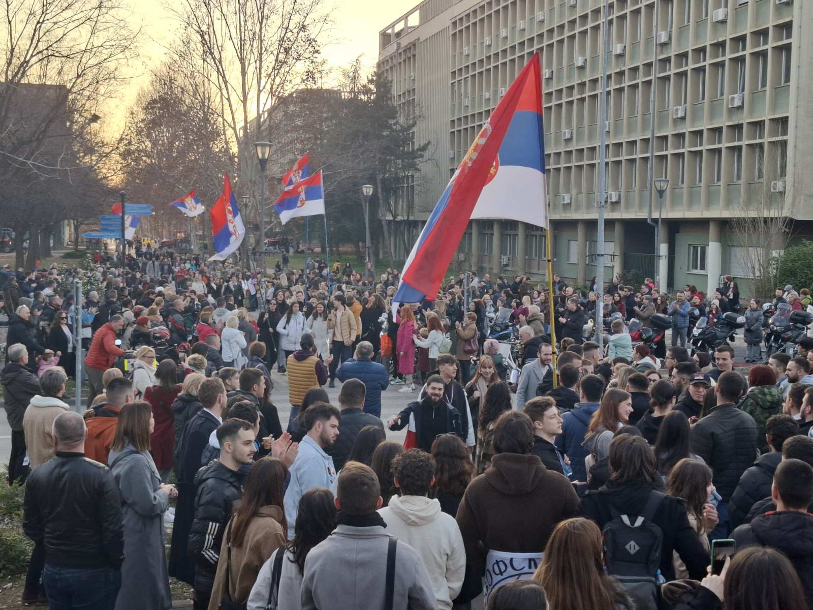 U Novom Sadu priređen doček za studente koji su išli do Niša (FOTO, VIDEO) 4 U Novom Sadu priređen doček za studente koji su išli do Niša (FOTO, VIDEO) 3