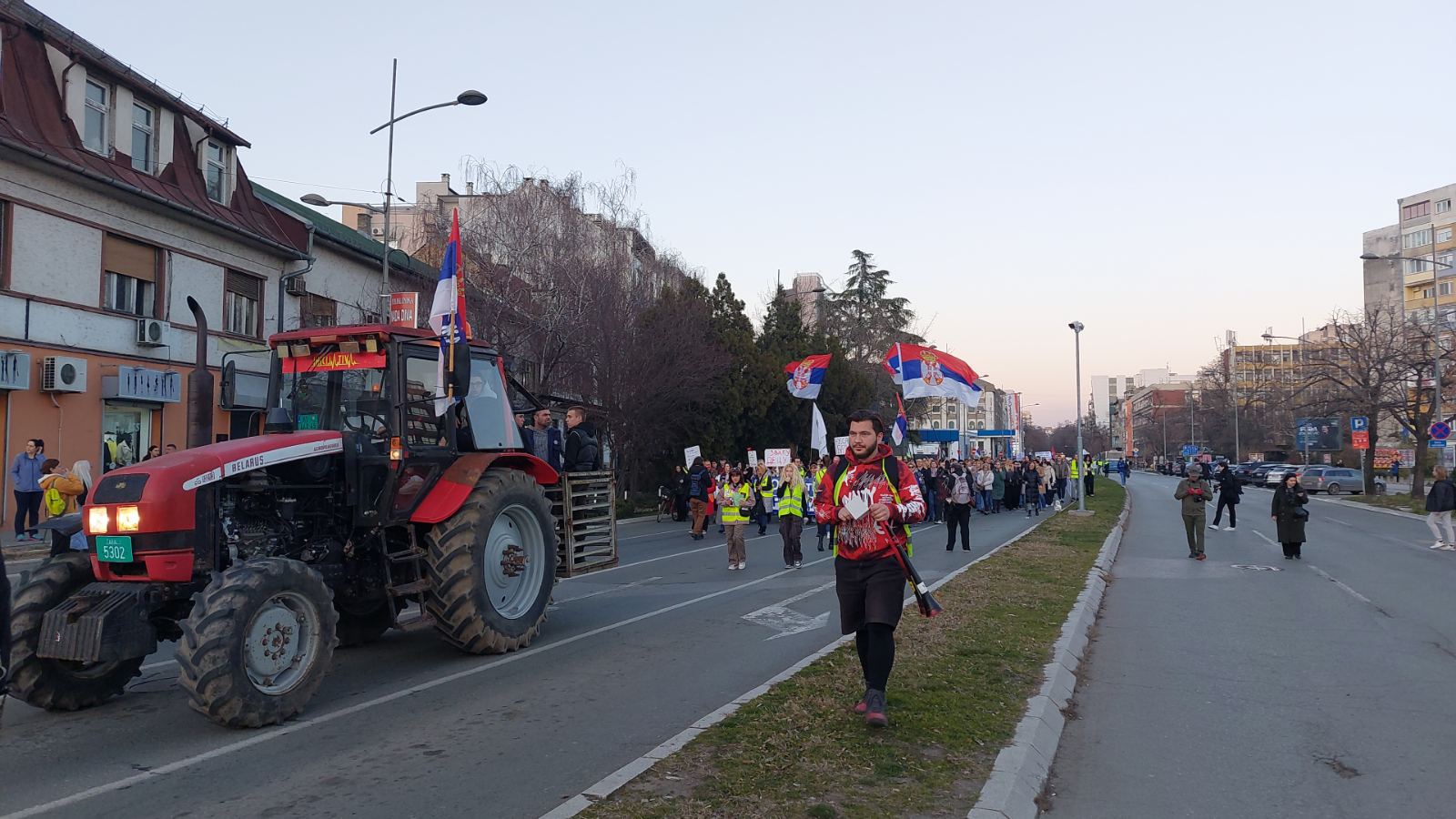 Šetnja podrške studentima pod nazivom "Upali svetlo, mračno je" u Novom Sadu, građani blicevima obasjali obe obale Dunava (FOTO, VIDEO) 2