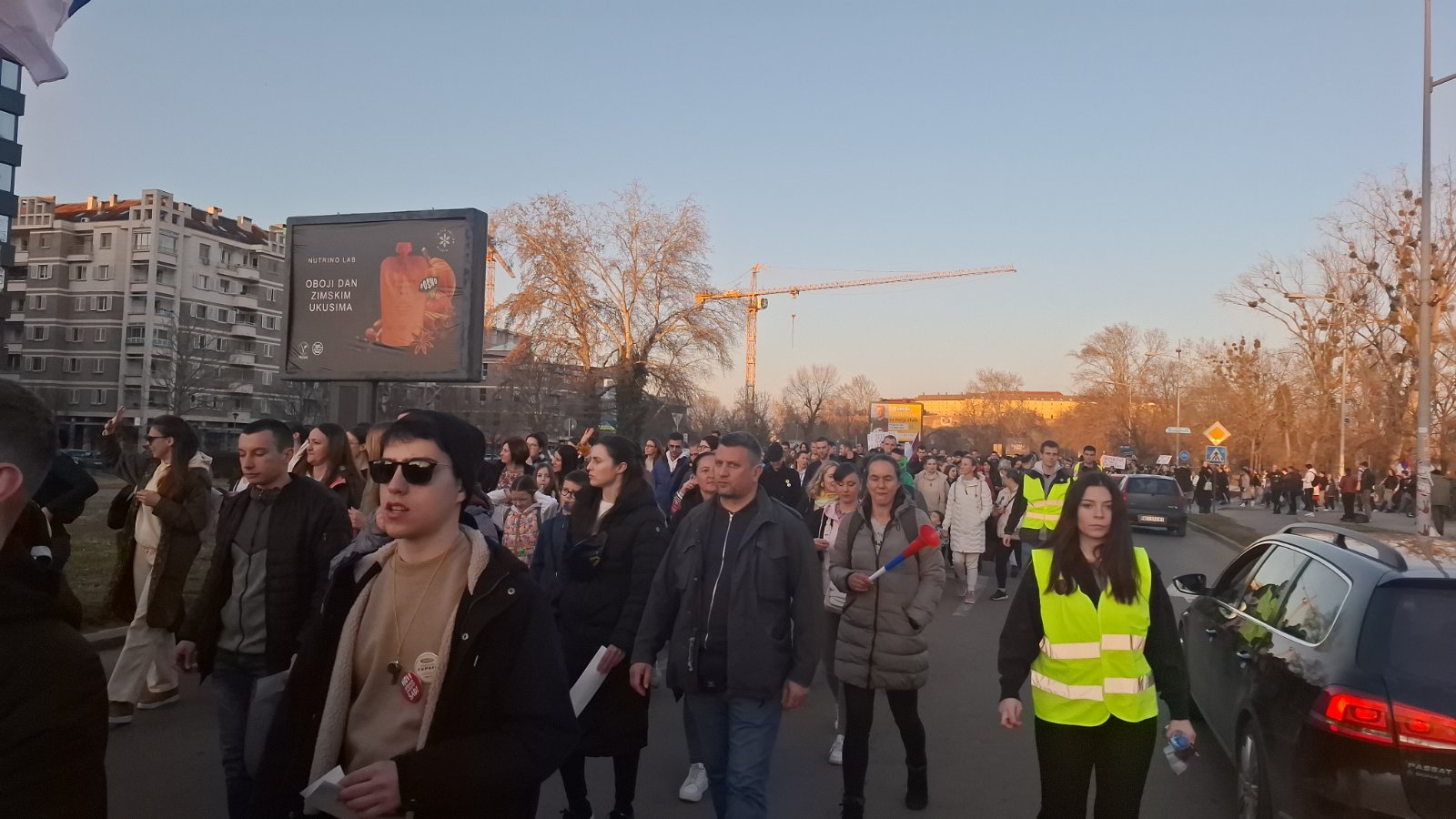 Šetnja podrške studentima pod nazivom "Upali svetlo, mračno je" u Novom Sadu, građani blicevima obasjali obe obale Dunava (FOTO, VIDEO) 3