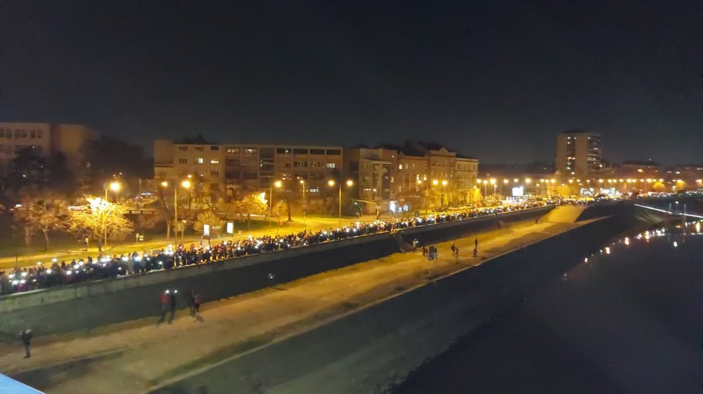 Šetnja podrške studentima pod nazivom "Upali svetlo, mračno je" u Novom Sadu, građani blicevima obasjali obe obale Dunava (FOTO, VIDEO) 1