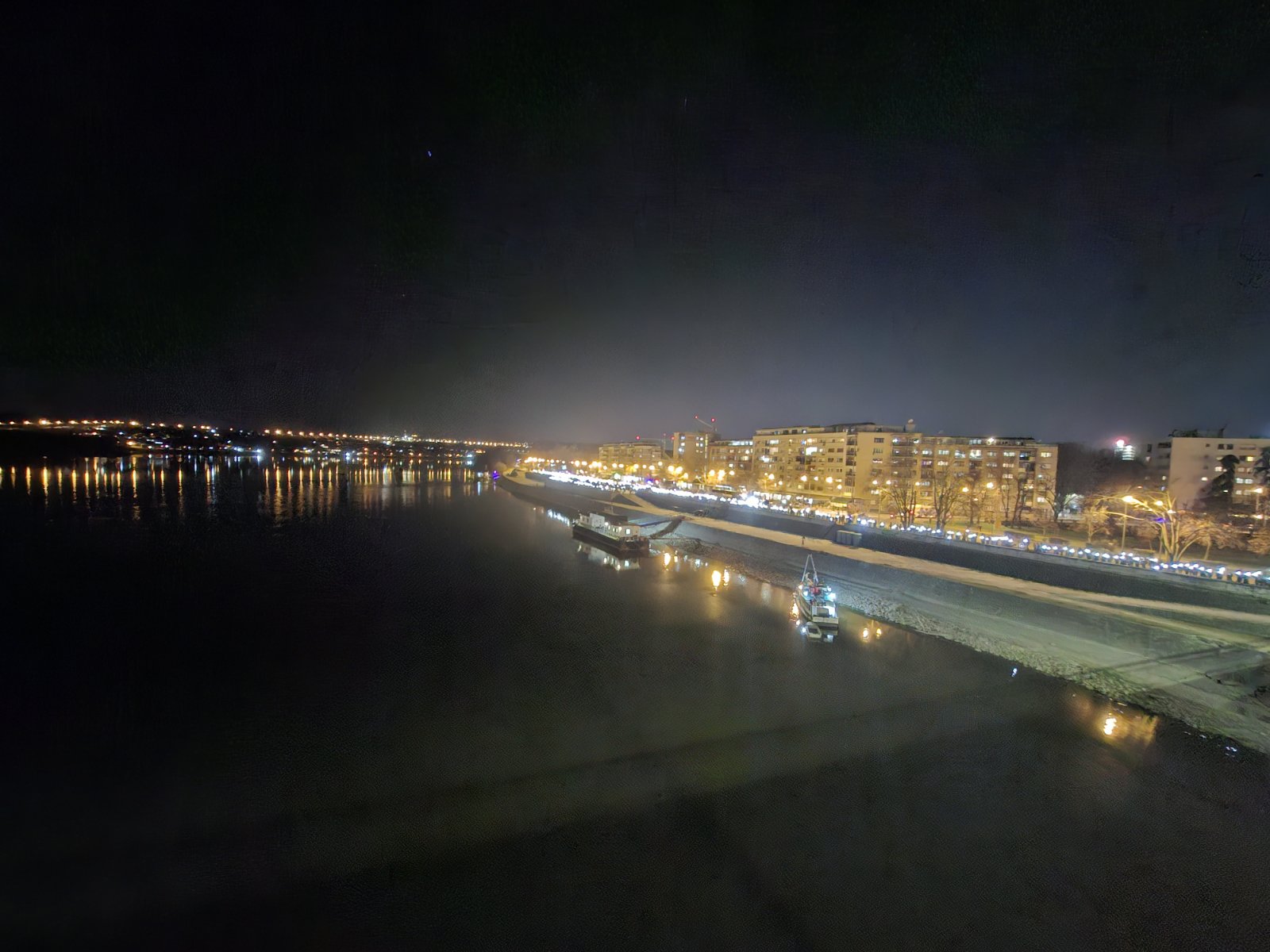 Šetnja podrške studentima pod nazivom "Upali svetlo, mračno je" u Novom Sadu, građani blicevima obasjali obe obale Dunava (FOTO, VIDEO) 4