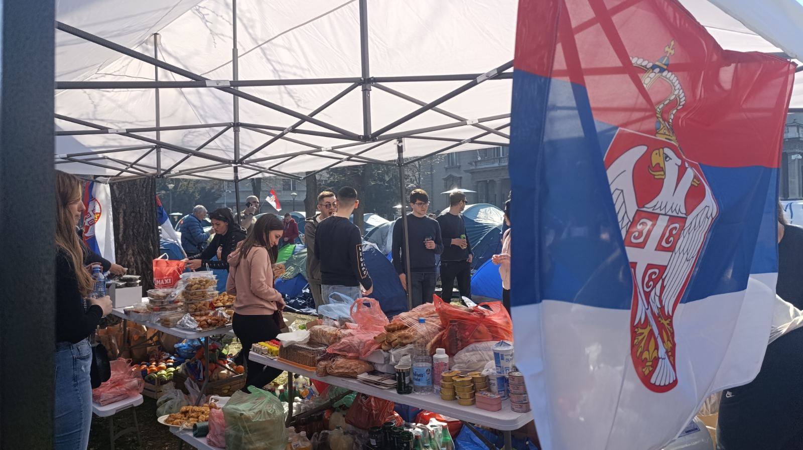 "Svadba na Pavlovićev način": Reporter Danasa ispred Predsedništva u kampu studenata koji "samo hoće da uče" (FOTO) 4