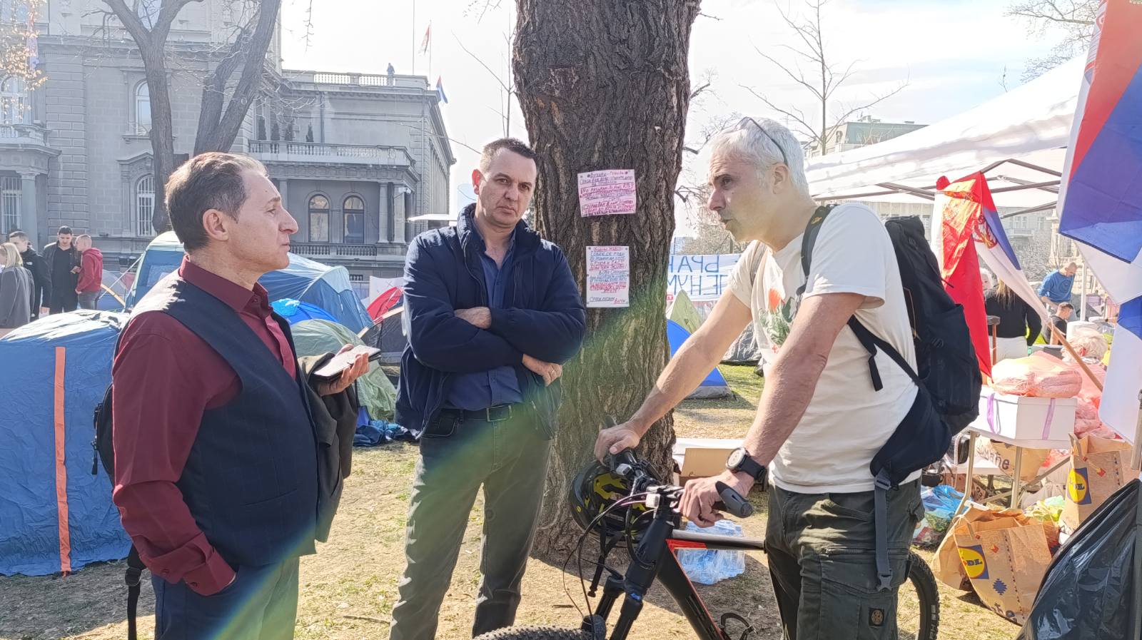 "Svadba na Pavlovićev način": Reporter Danasa ispred Predsedništva u kampu studenata koji "samo hoće da uče" (FOTO) 5