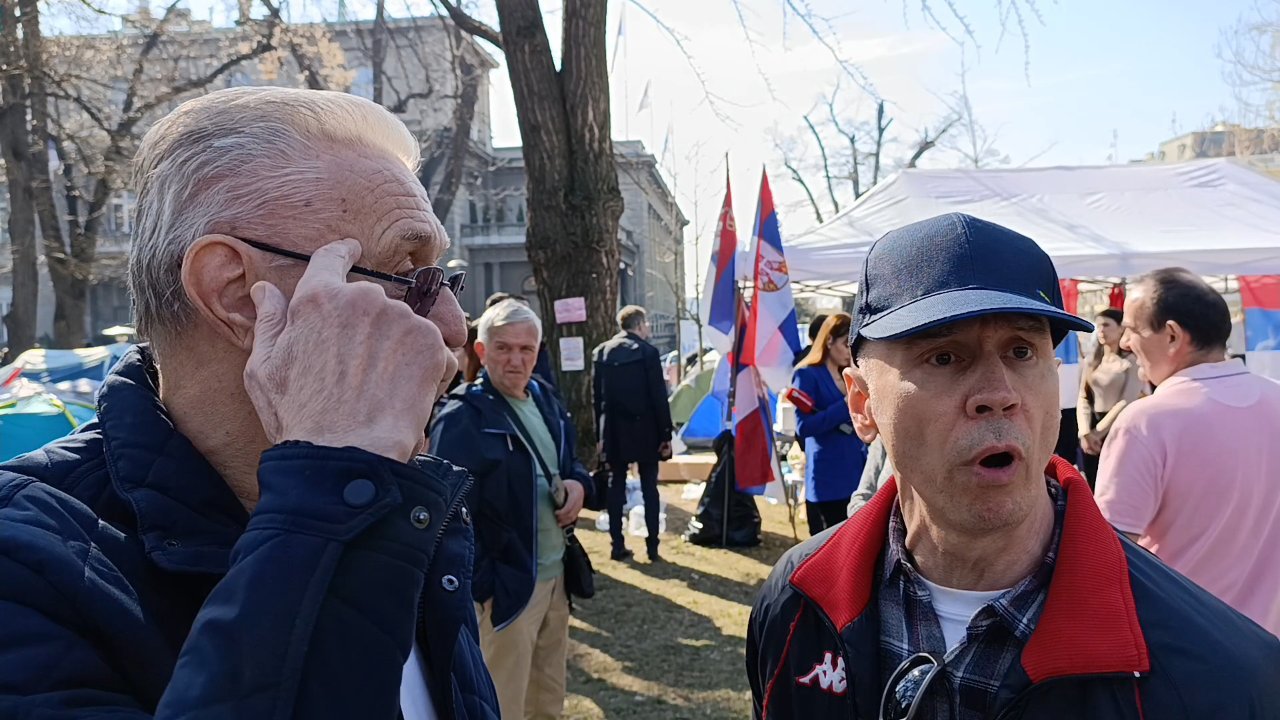 "Svadba na Pavlovićev način": Reporter Danasa ispred Predsedništva u kampu studenata koji "samo hoće da uče" (FOTO) 12