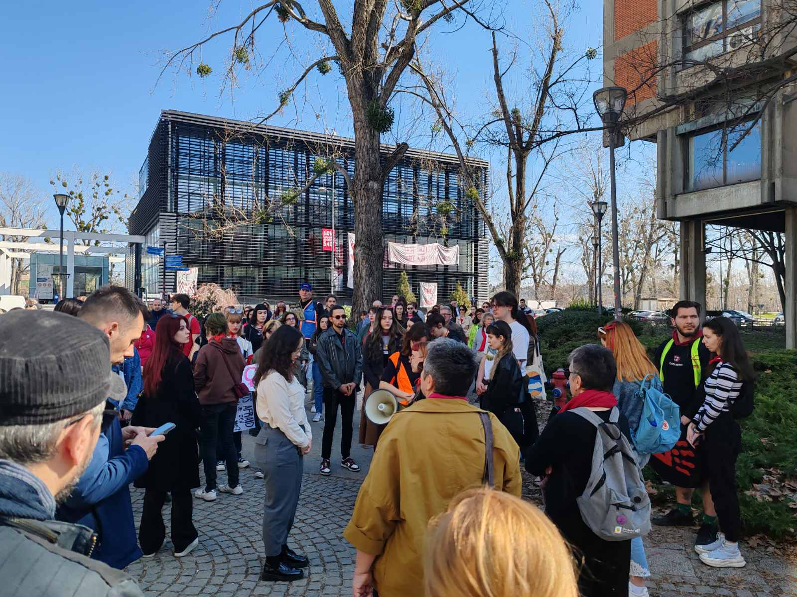 "Pokažimo ženomrscu iz Petrovaradina šta znamo": Skupština Novog Sada gađana jajima (FOTO, VIDEO) 4 "Pokažimo ženomrscu iz Petrovaradina šta znamo": Skupština Novog Sada gađana jajima (FOTO, VIDEO) 4