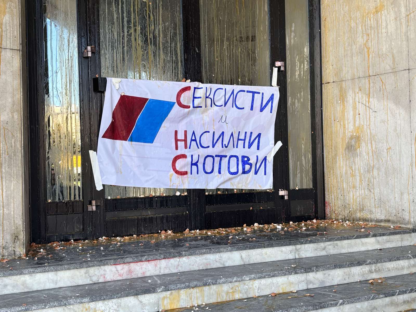 "Pokažimo ženomrscu iz Petrovaradina šta znamo": Skupština Novog Sada gađana jajima (FOTO, VIDEO) 2 "Pokažimo ženomrscu iz Petrovaradina šta znamo": Skupština Novog Sada gađana jajima (FOTO, VIDEO) 2