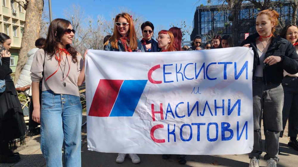 "Pokažimo ženomrscu iz Petrovaradina šta znamo": Skupština Novog Sada gađana jajima (FOTO, VIDEO) 1