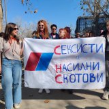 "Pokažimo ženomrscu iz Petrovaradina šta znamo": Skupština Novog Sada gađana jajima (FOTO, VIDEO) 7