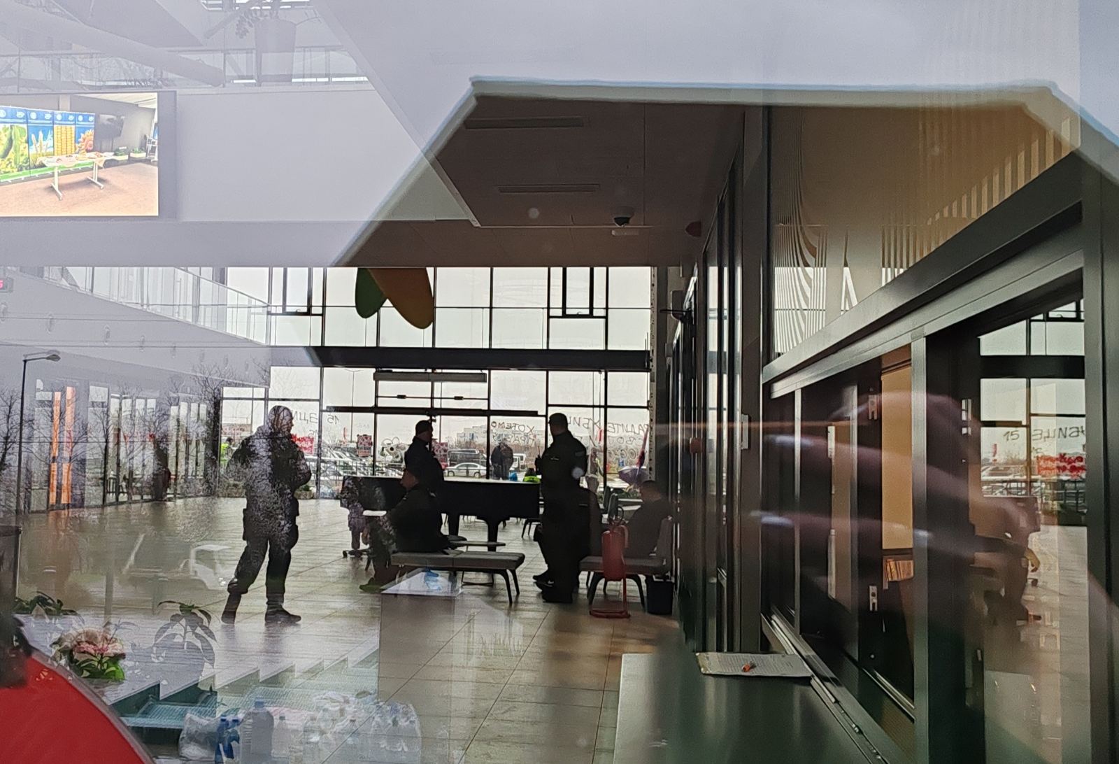 Studenti blokiraju RTV: Na televiziji se puštaju filmovi, a na radiju muzika (FOTO) 3