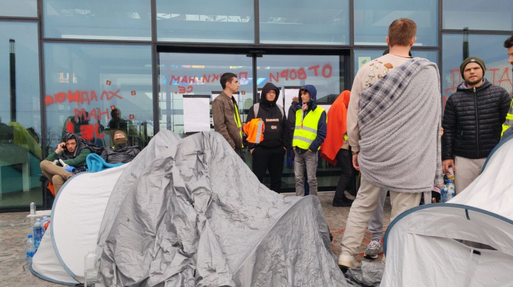 Studenti blokiraju RTV: Na televiziji se puštaju filmovi, a na radiju muzika (FOTO) 1