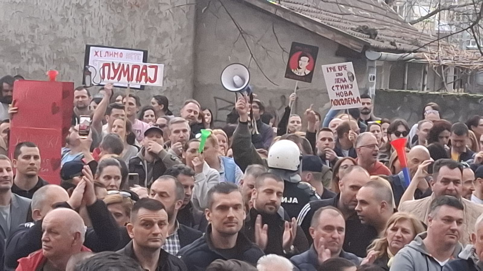 Dve grupe novosadskih roditelja ispred OŠ "Ivo Lola Ribar": Funkcioneri SNS-a predvode roditelje koji traže povratak đaka u škole 3