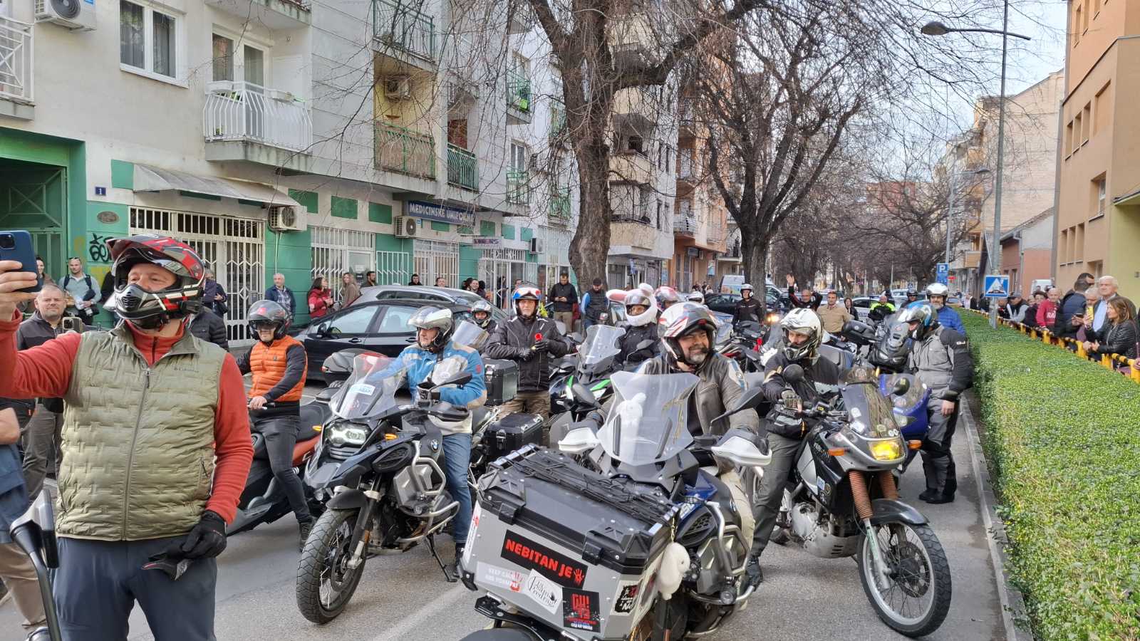 Dve grupe novosadskih roditelja ispred OŠ "Ivo Lola Ribar": Funkcioneri SNS-a predvode roditelje koji traže povratak đaka u škole 2