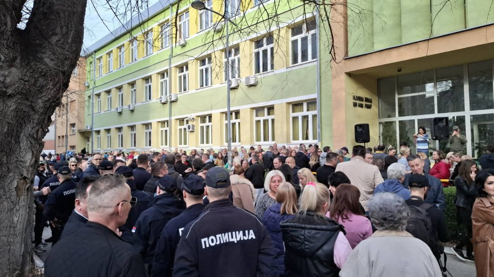 Dve grupe novosadskih roditelja ispred OŠ "Ivo Lola Ribar": Funkcioneri SNS-a predvode roditelje koji traže povratak đaka u škole 1