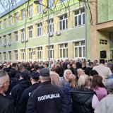 Dve grupe novosadskih roditelja ispred OŠ "Ivo Lola Ribar": Funkcioneri SNS-a predvode roditelje koji traže povratak đaka u škole 10