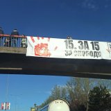 Studenti u blokadi okačili transparent sa QR kodom kod Arene uoči protesta u Beogradu (FOTO) 1