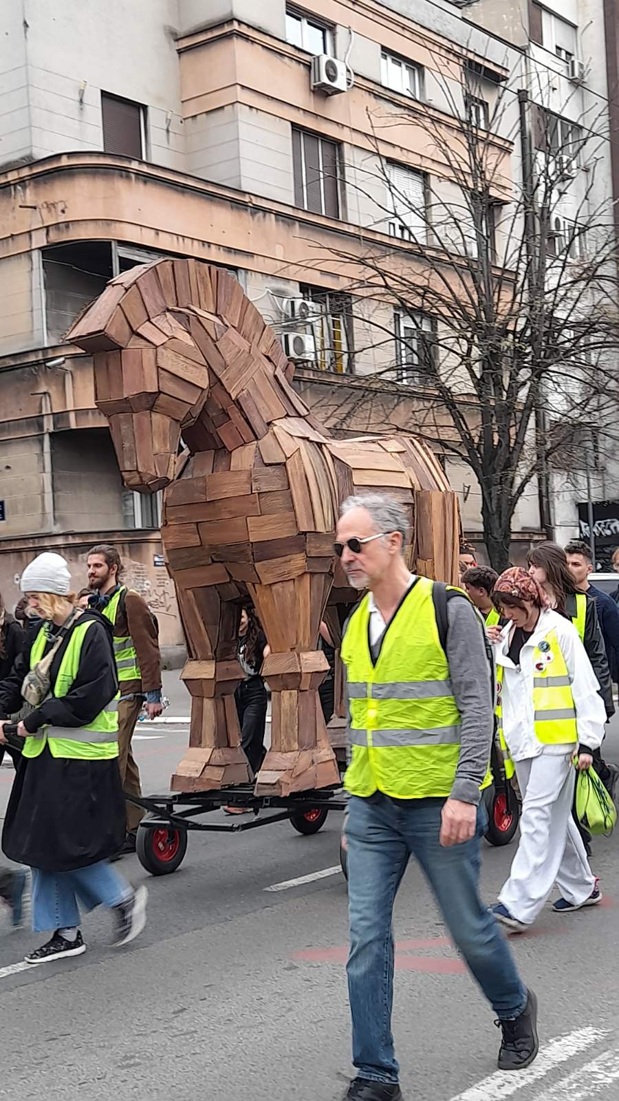 Kolona studenata FLU i FPN vuče Trojanskog konja ka centru 1