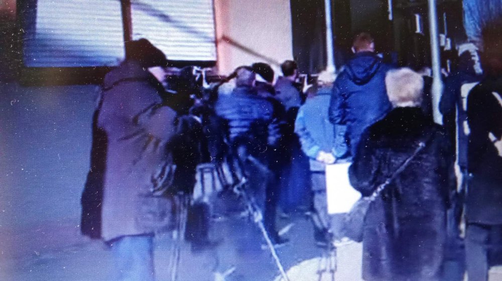 Građani Šida traže ostavke lokalnih funkcionera, hoće na sednicu Skupštine opštine 1 Građani Šida traže ostavke lokalnih funkcionera, hoće na sednicu Skupštine opštine 1