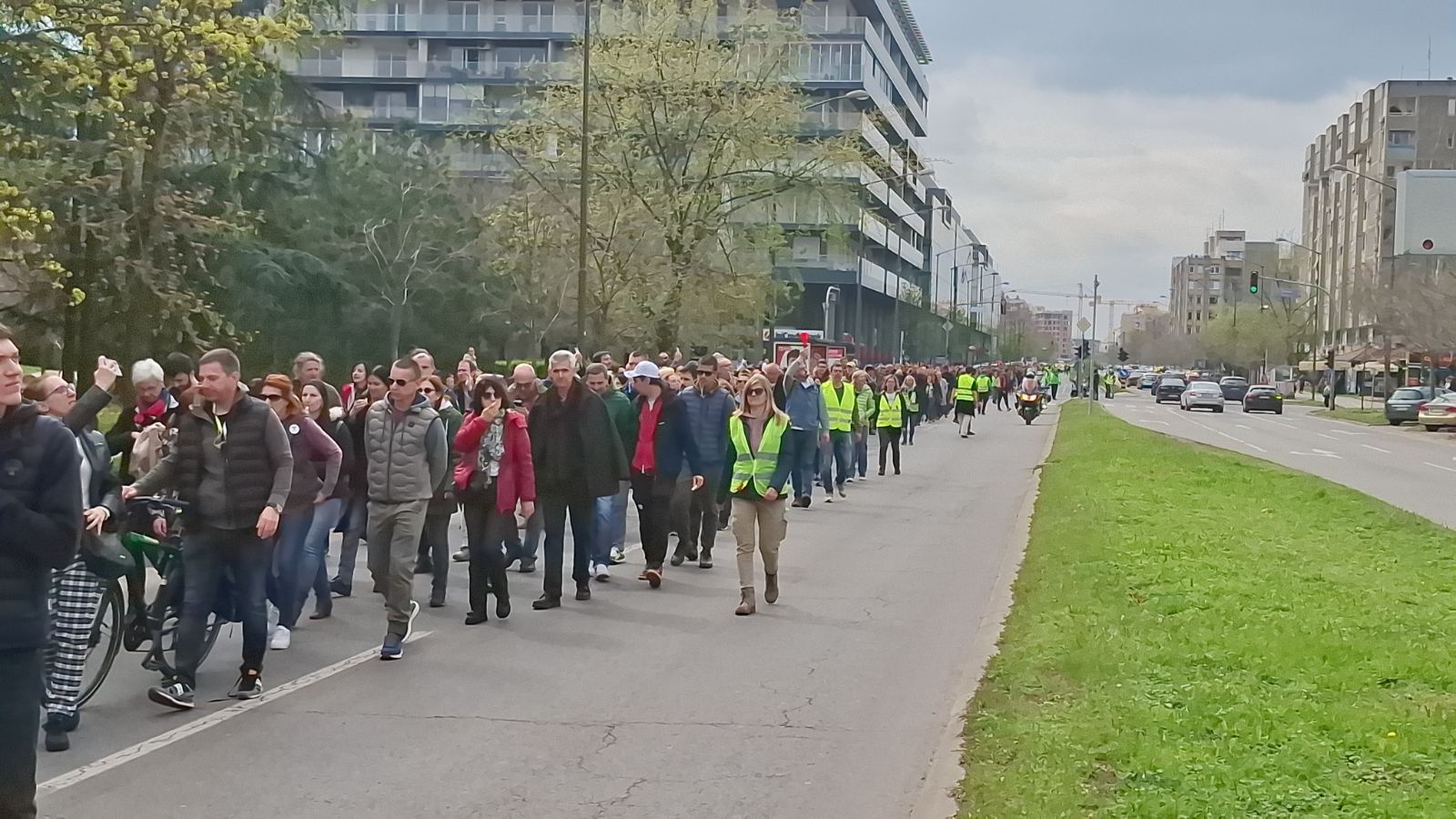 Kolone Novosađana slivaju se sa zborova građana u univerzitetski kampus 3