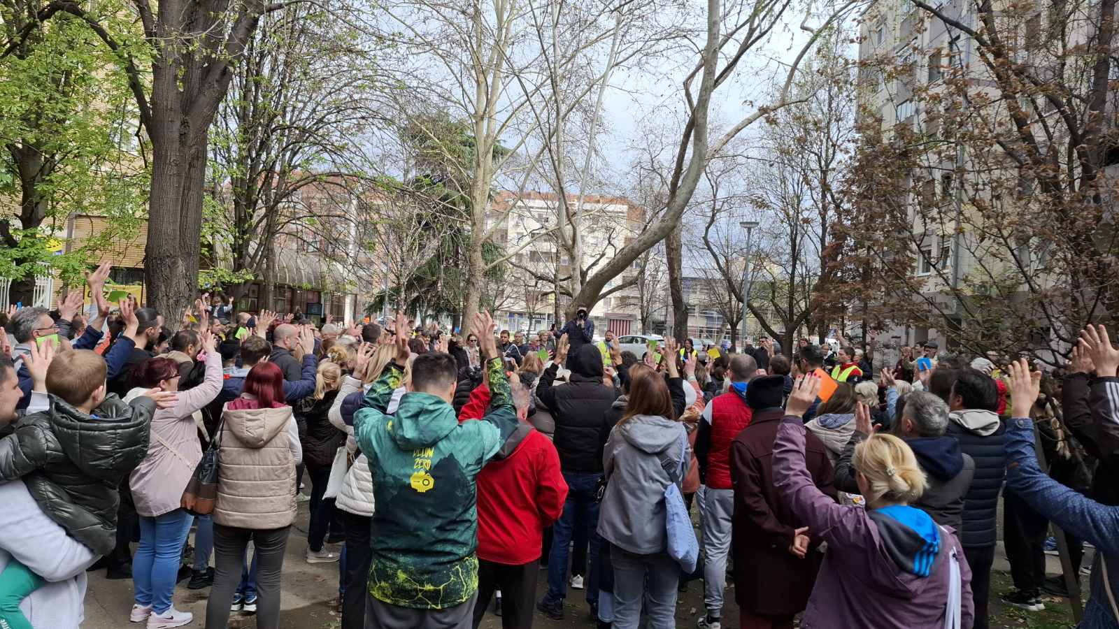 Kolone Novosađana slivaju se sa zborova građana u univerzitetski kampus 2