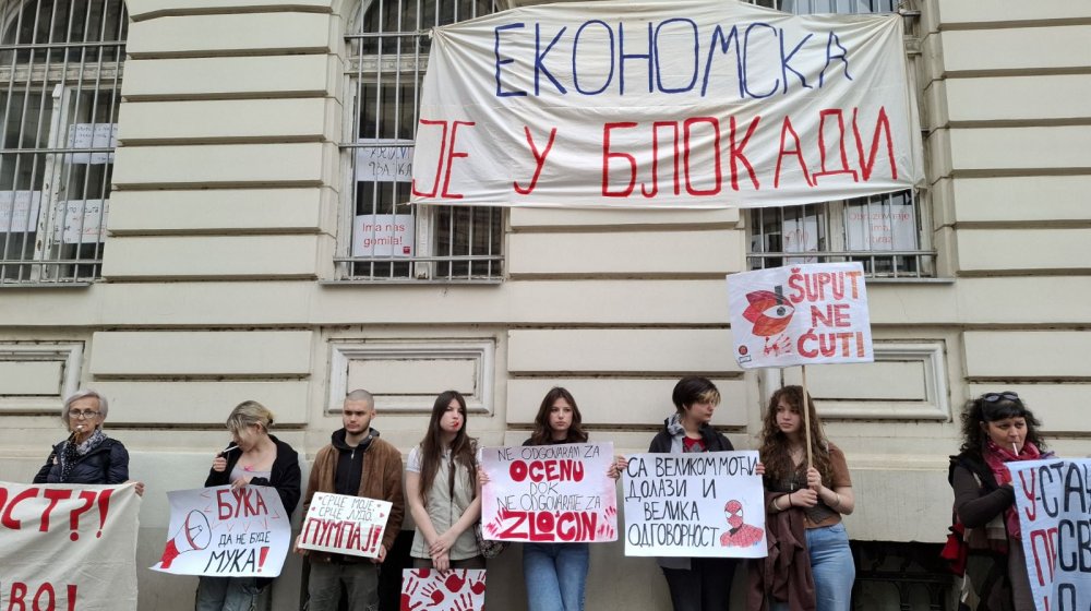"Ekonomisti će vam izravnati račune": Protest podrške maturantima u blokadi Ekonomske škole u Novom Sadu 1