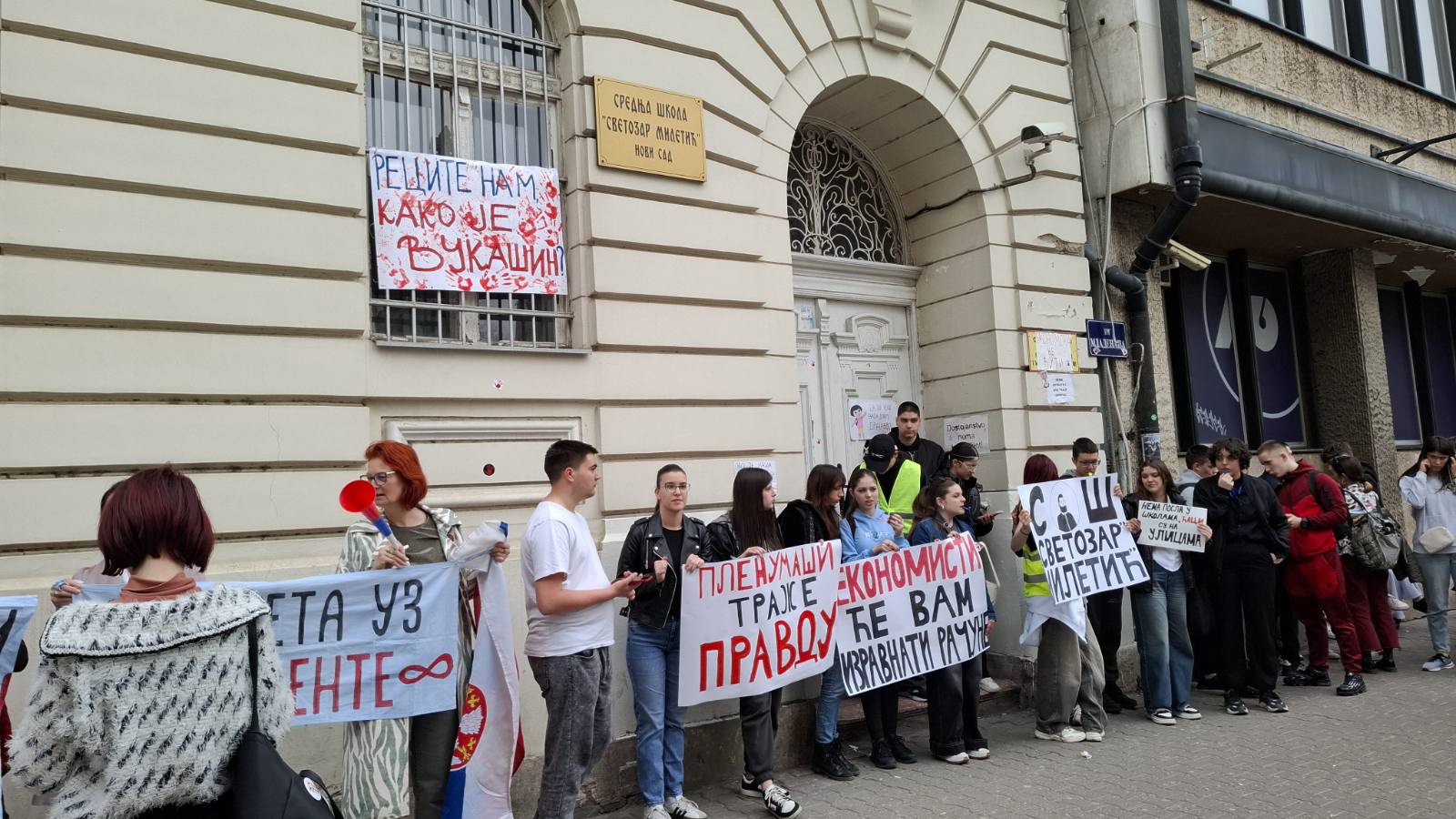 "Ekonomisti će vam izravnati račune": Protest podrške maturantima u blokadi Ekonomske škole u Novom Sadu 2 "Ekonomisti će vam izravnati račune": Protest podrške maturantima u blokadi Ekonomske škole u Novom Sadu 2
