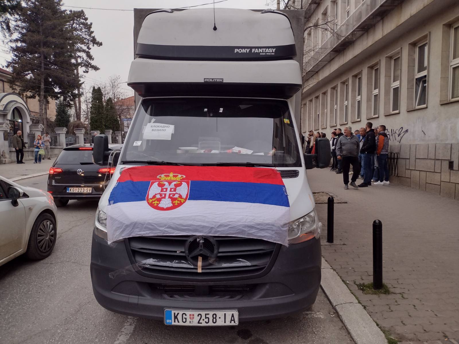 Gružani istrajavaju u odbrani oca Nikole: U Kragujevcu održan još jedan skup podrške svešteniku Simiću 5