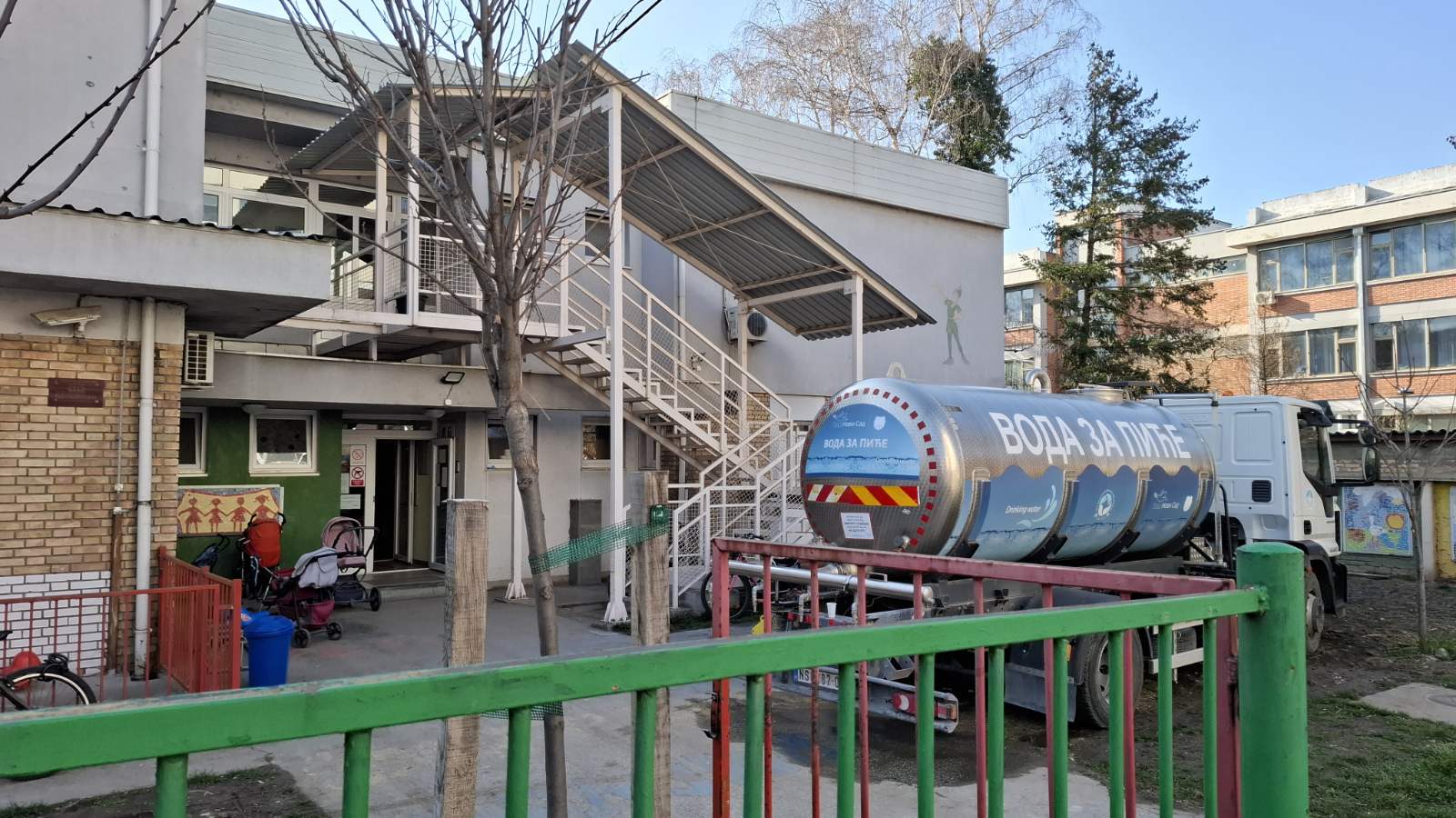 Vrtić u Novom Sadu bez vode mesec dana, roditelji ljuti: "Kao da živimo u lošem filmu" 2 Vrtić u Novom Sadu bez vode mesec dana, roditelji ljuti: "Kao da živimo u lošem filmu" 2