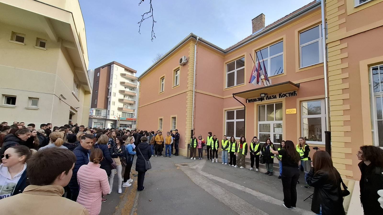 Učenici uzeli ključeve gimnazije "Laza Kostić" u Novom Sadu: "Ovo je blokada protiv neznanja" 2 Učenici uzeli ključeve gimnazije "Laza Kostić" u Novom Sadu: "Ovo je blokada protiv neznanja" 2