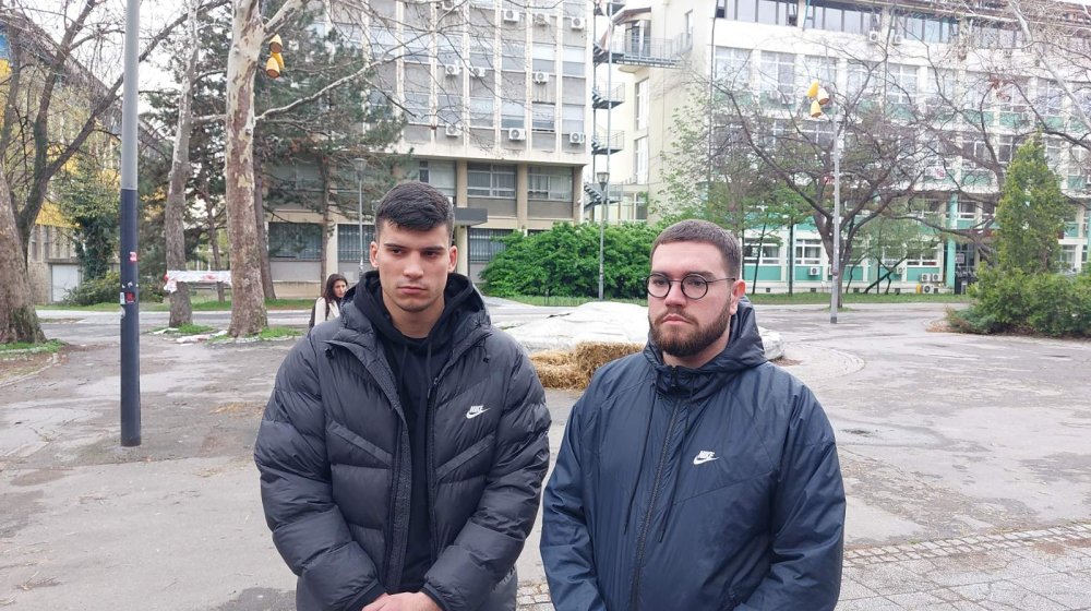 Pretučena četvorica studenata u Novom Sadu, jednom operisana vilica: Tuklo ih deset momaka sa kaiševima jer su pevali "Ko ne skače taj je ćaci" 1