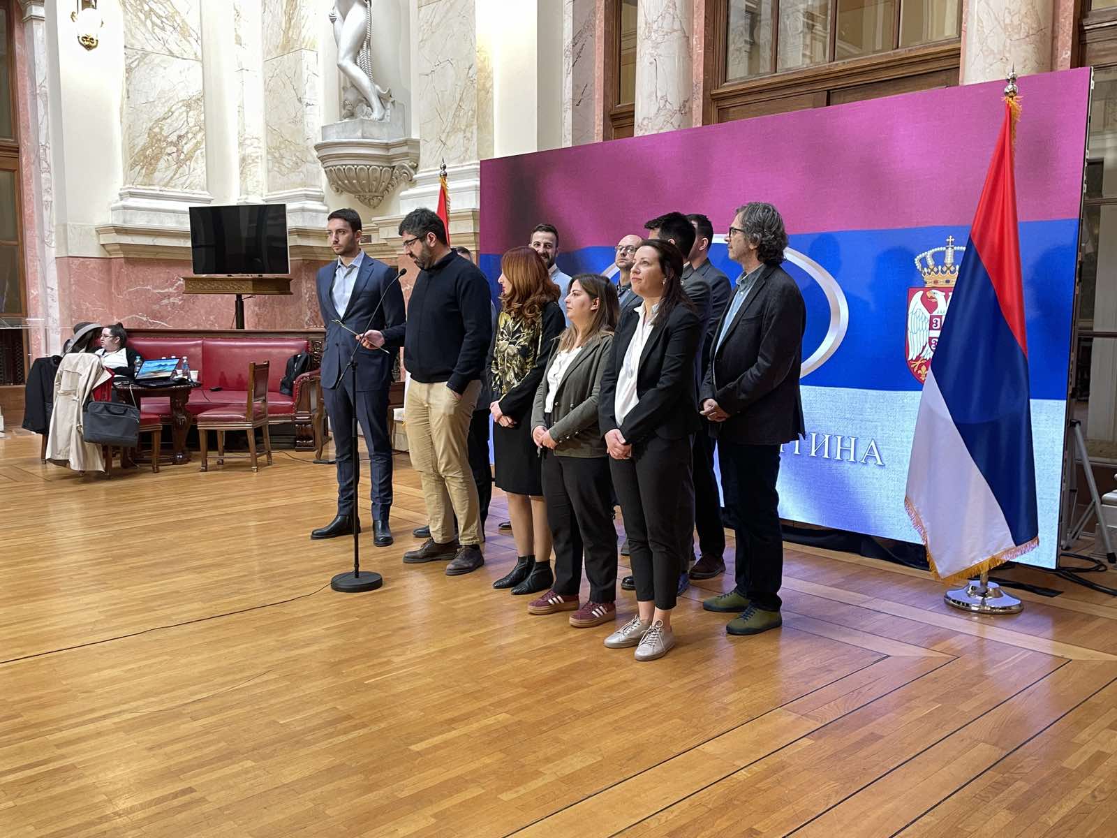 Kako su u Skupštinu unete dimne bombe: Šta kaže opozicija, a šta vlast? 2 Kako su u Skupštinu unete dimne bombe: Šta kaže opozicija, a šta vlast? 2