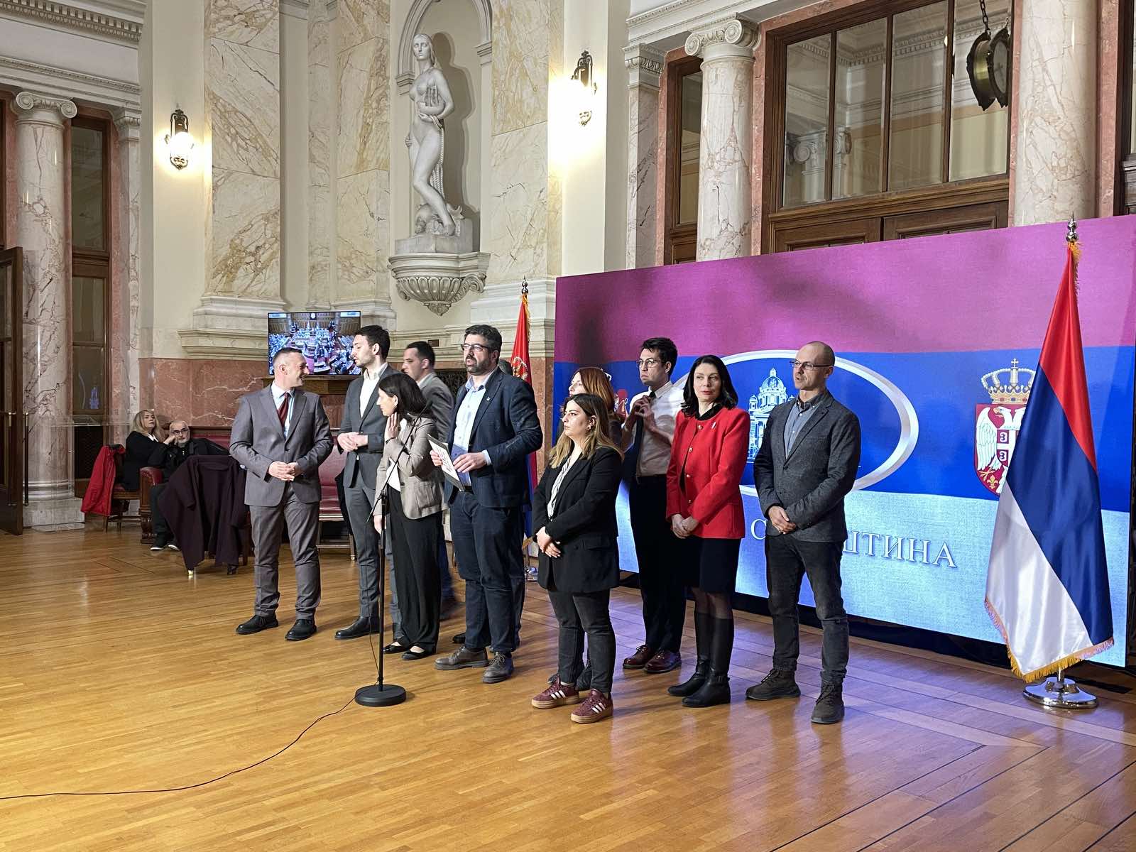 Poruke poslanika opozicije iz hola Skupštine 3 Poruke poslanika opozicije iz hola Skupštine 3