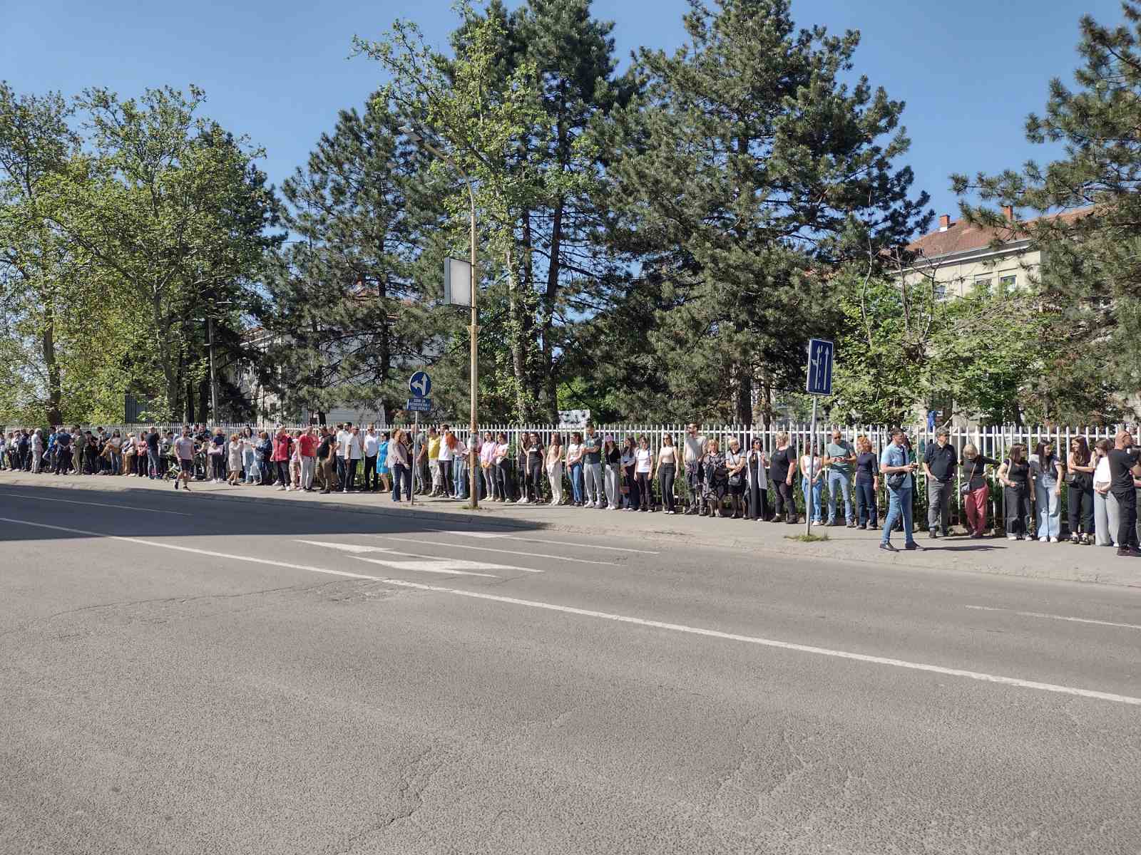 "Pumpaj za Acu": Protest zdravstvenih radnika u Kragujevcu kao podrška kolegi Cvetkoviću 3 "Pumpaj za Acu": Protest zdravstvenih radnika u Kragujevcu kao podrška kolegi Cvetkoviću 3