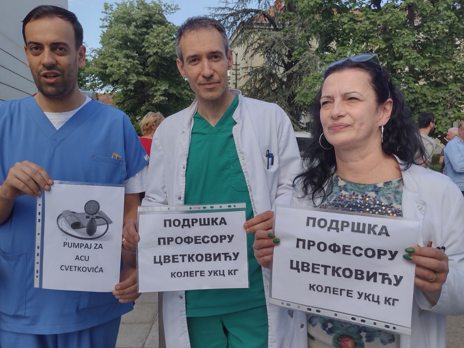 "Pumpaj za Acu": Protest zdravstvenih radnika u Kragujevcu kao podrška kolegi Cvetkoviću 2 "Pumpaj za Acu": Protest zdravstvenih radnika u Kragujevcu kao podrška kolegi Cvetkoviću 2