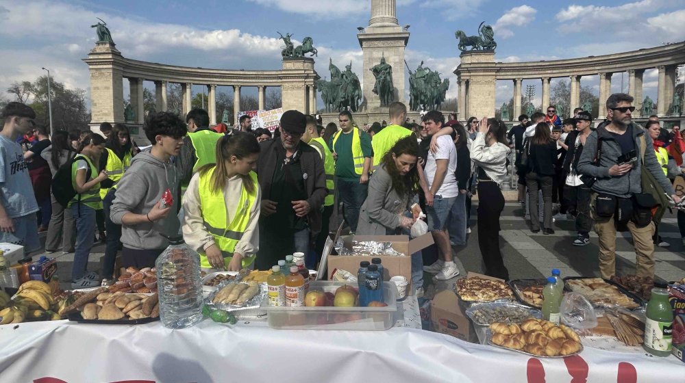 Studenti biciklisti iz Srbije stigli u Budimpeštu: Veliki doček na Trgu heroja (VIDEO) 1