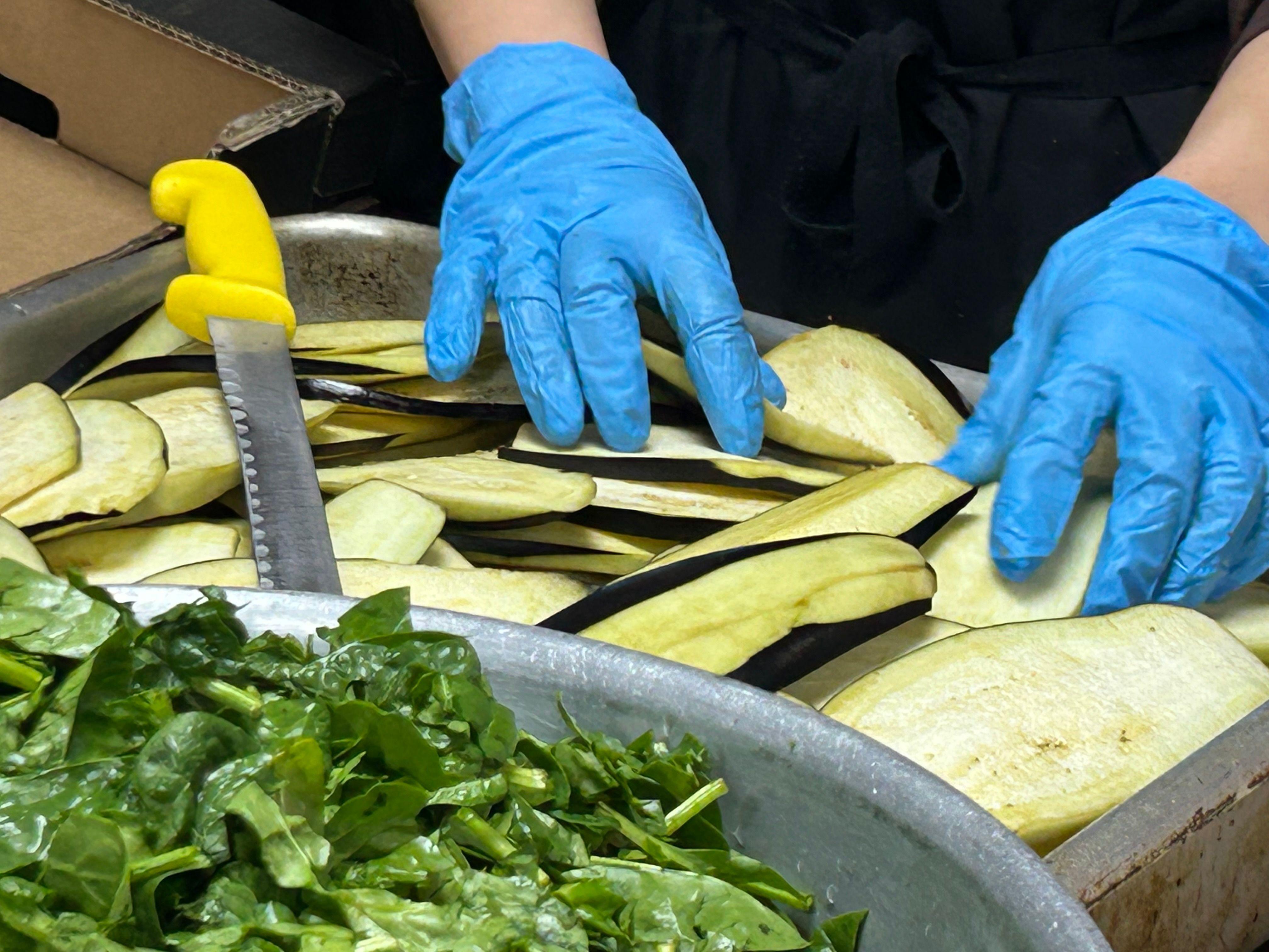 Bake koje su sačuvale albansku kuhinju 1 Ruke koje seku povrće u plavim rukavicama