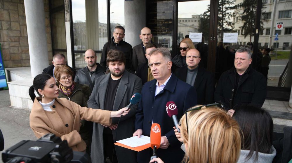 Opozicija u Novom Sadu pozvala građane da večeras na Trgu slobode odaju poštu Oliveru Ivanoviću 12