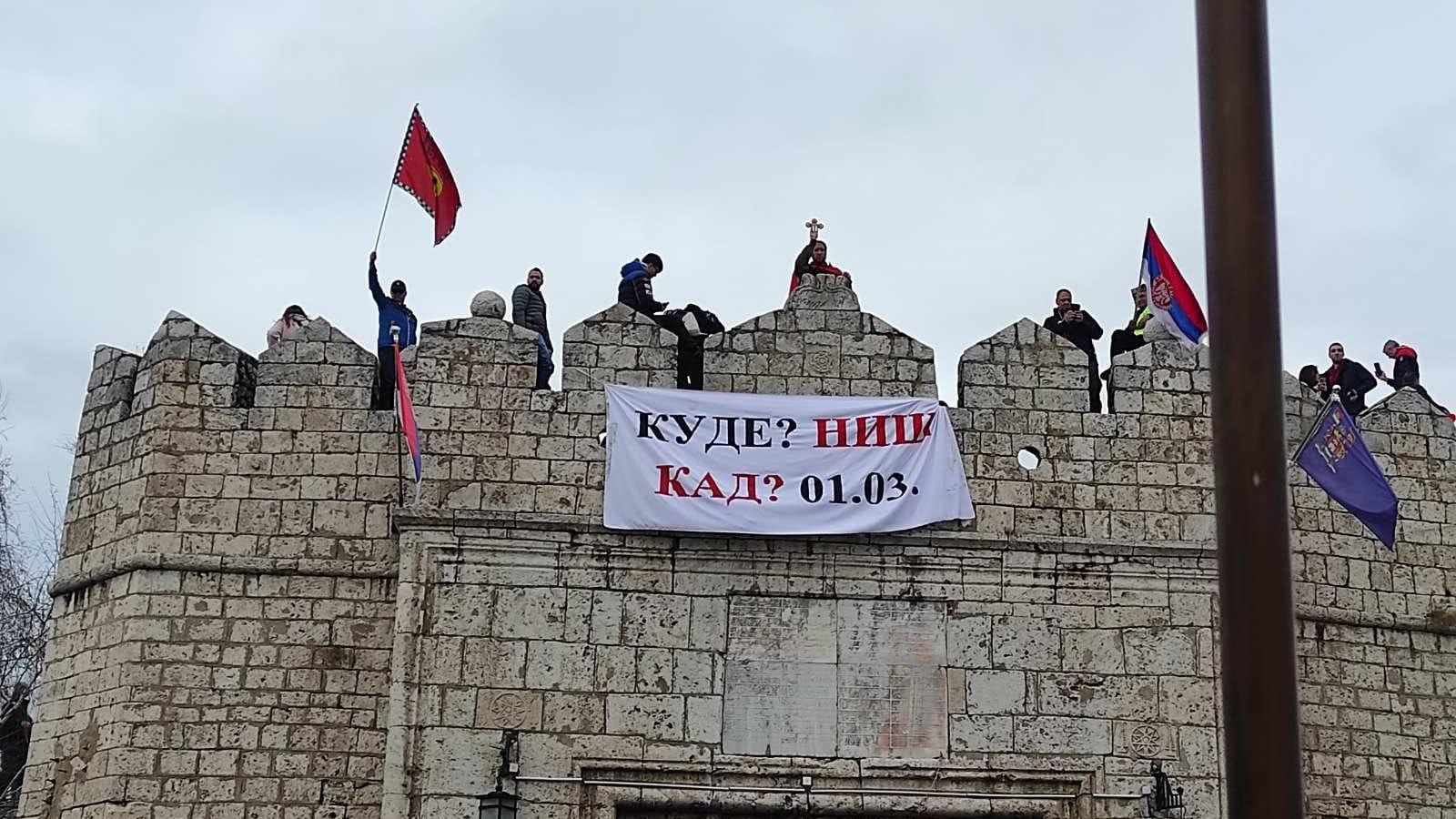 Ferari zastava - priča druga: Na putu za Strazbur sa studentima biciklistima 2 Ferari zastava na protestu u Nišu