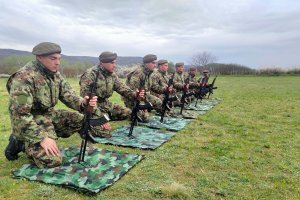Pešadijska četa iz sastava Prve brigade kopnene vojske, koja će na leto biti upućena u sastav Privremenih snaga Ujedinjenih nacija u Libanu, uspešno je prošla proveru obučenosti za angažovanje u toj mirovnoj operaciji, saopštilo je danas Ministarstvo odbrane.

 