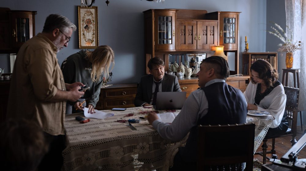 Dragan Bjelogrlić počeo snimanje finalne sezone najgledanije domaće serije: Više od 40 najvećih glumačkih imena u „Senkama 3“ 1