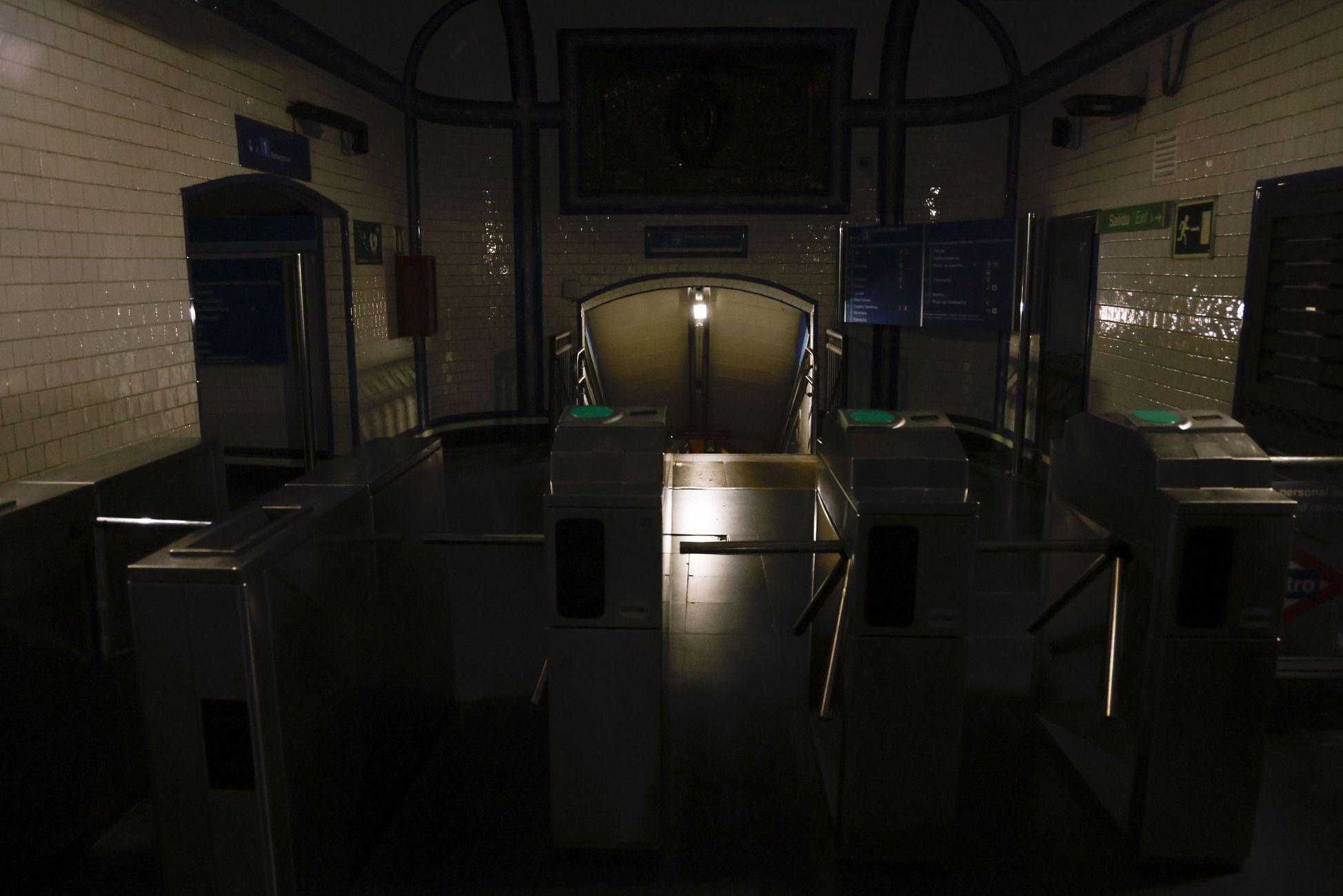 Kolaps, mrak i sveće: Vraća se struja u Španiju i Portugal, utvrđuje se uzrok 5 nestanak struje, Madrid, Španija, metro