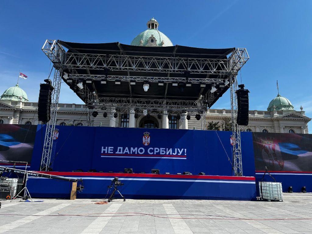 U Beogradu „Ne damo Srbiju", u Novom Pazaru „Sloboda vlada čaršijom" 3 bina ispred Skupštine Srbije