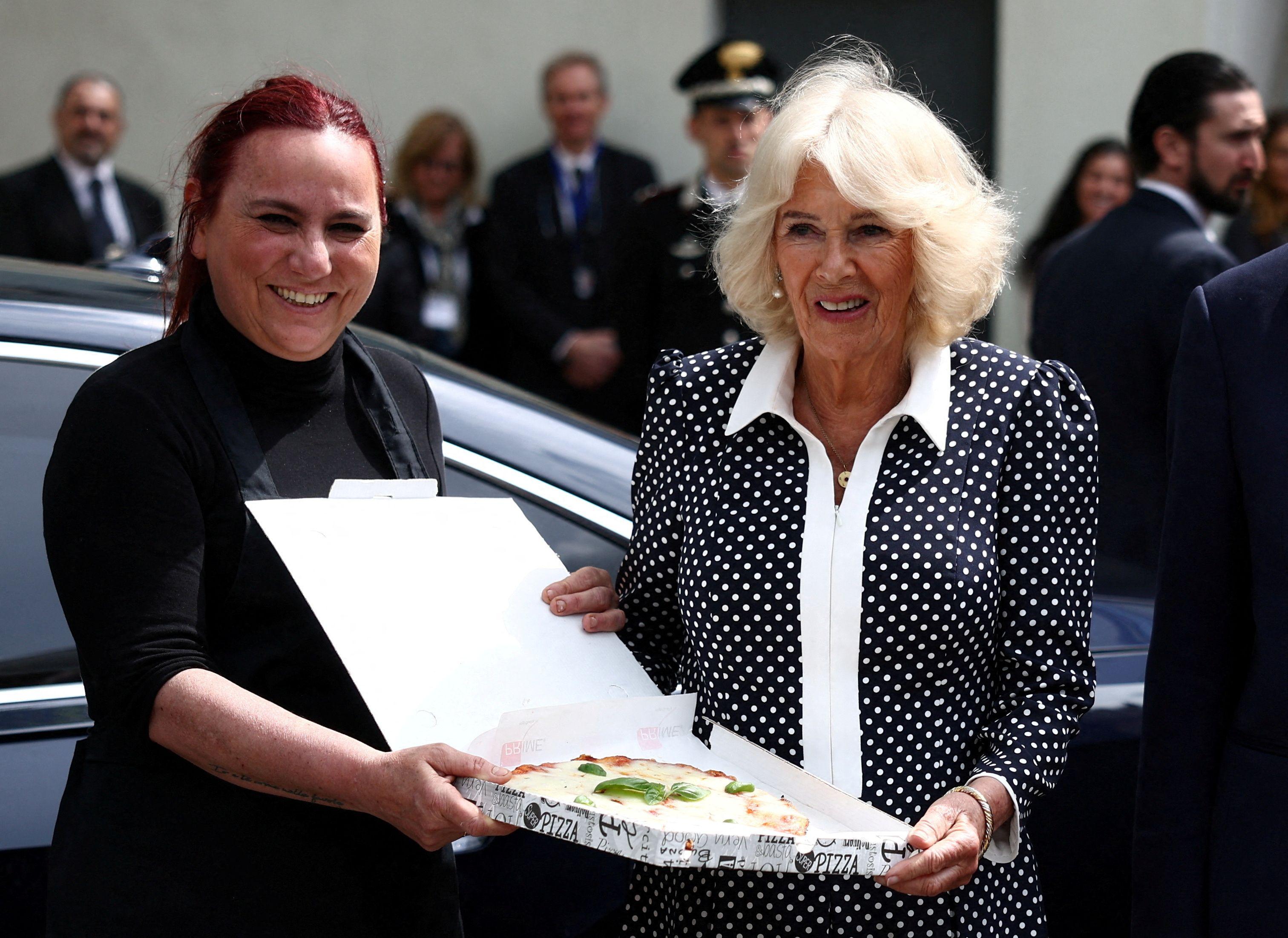 Britanski kraljevski par u Italiji na godišnjicu braka: Pica, đelato, salute amići 1 kraljica kamila