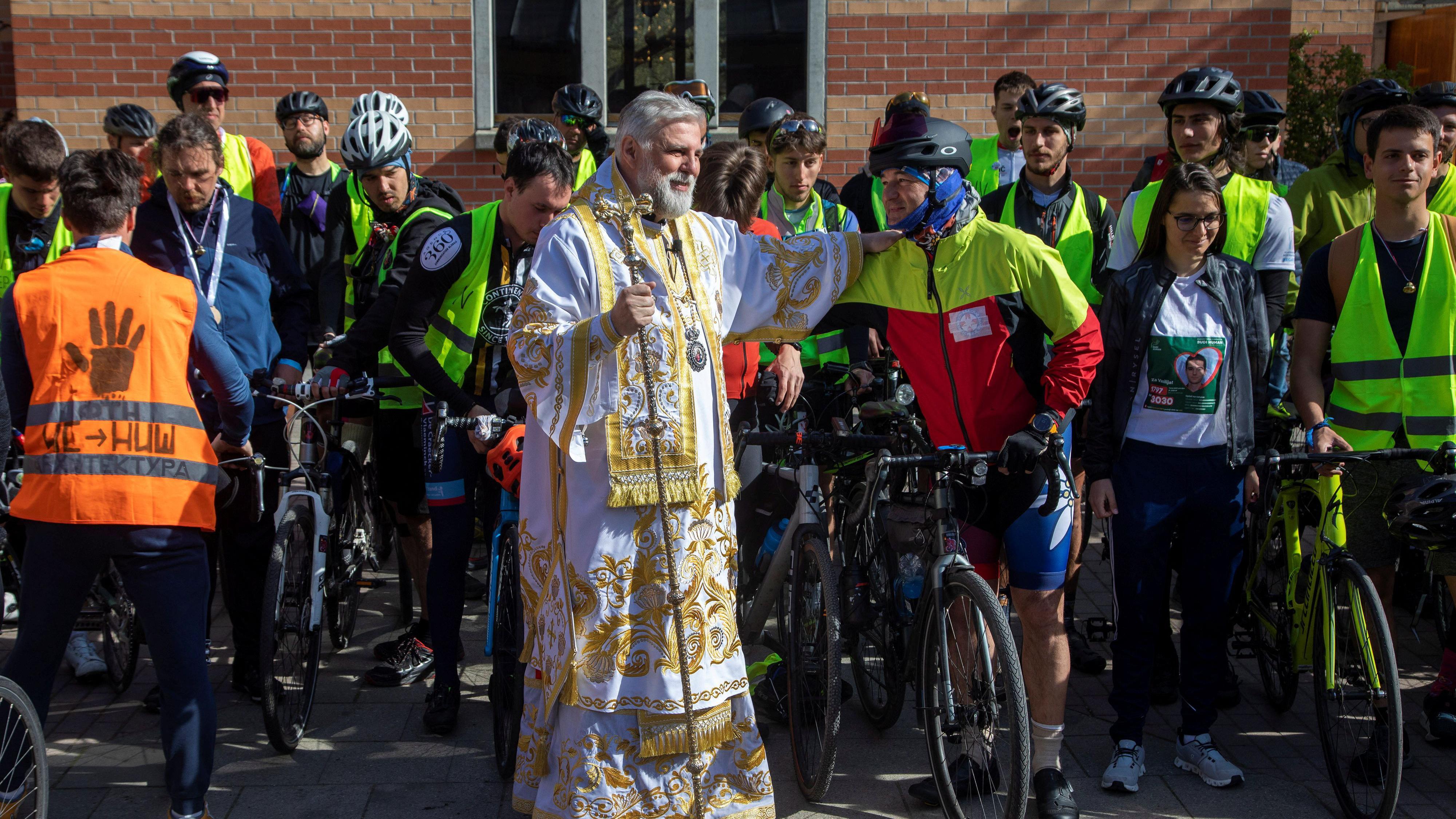 Vladika Grigorije za BBC: „Studenti su ogledalo koje sve razobličava” 2 Vladika Grigorije sa biciklistima u Minhenu