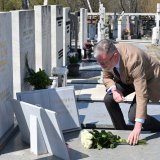 Ministar informisanja položio cveće na grob Dade Vujasinović na godišnjicu njenog ubistva 4