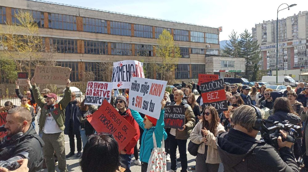 Malobrojni, ali glasni: Sa protesta ispred Vlade FBiH poručeno: "Je li Širokača nova Jablanica?" 1