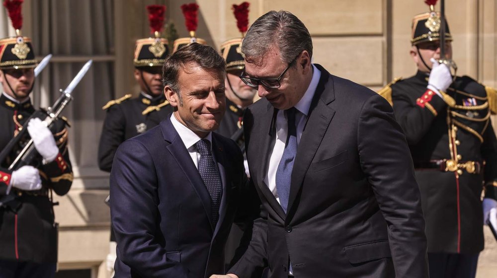 Vučića uz počasnu gardu dočekao Makron ispred Jelisejske palate, počeo radni ručak 1