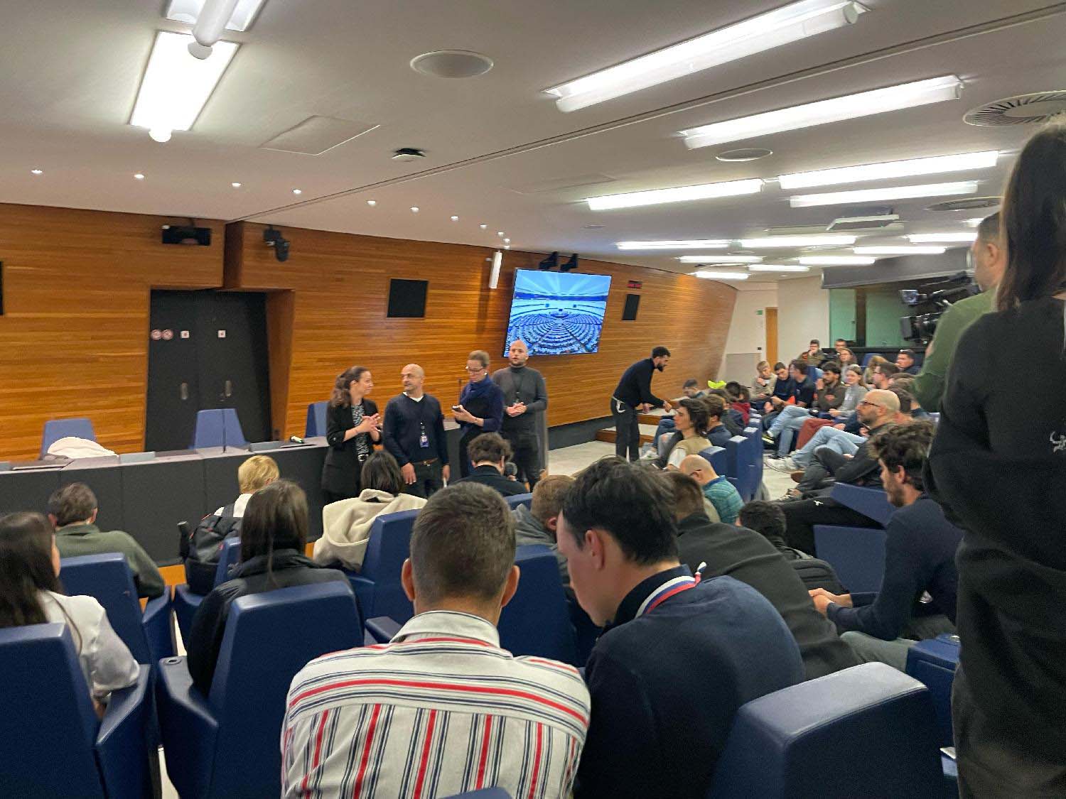 "Uradili ste više u ovih 13 dana nego političari za 13 godina": Šta su evroparlamentarci poručili studentima na sastanku u Strazburu? 2