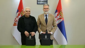 Novoizabrani ministar informisanja i telekomunikacija Boris Bratina preuzeo je danas dužnost od dosadašnjeg ministra Dejana Ristića.